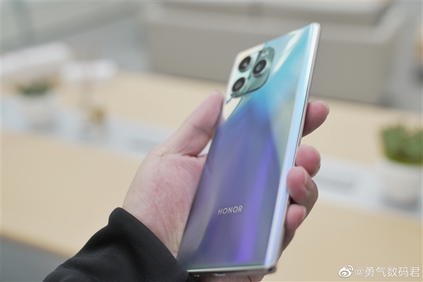 2199元起！荣耀60 SE真机上手图公布：相机模组造型眼熟