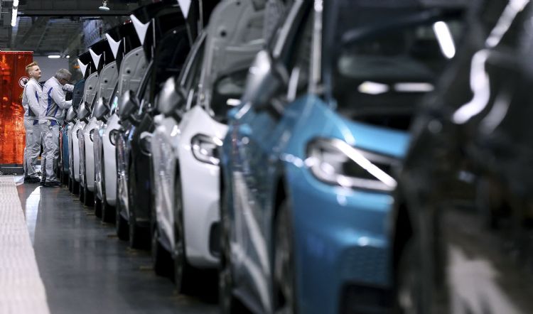 芯片荒导致车厂的新车产量下滑，带动二手车的价格不断攀升。法新社