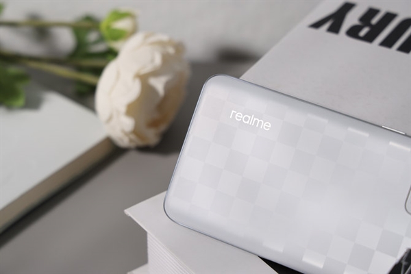 1799元闭眼买!realme Q5 Pro上手:几乎找不到短板