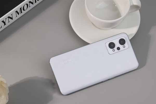 1799元闭眼买!realme Q5 Pro上手:几乎找不到短板