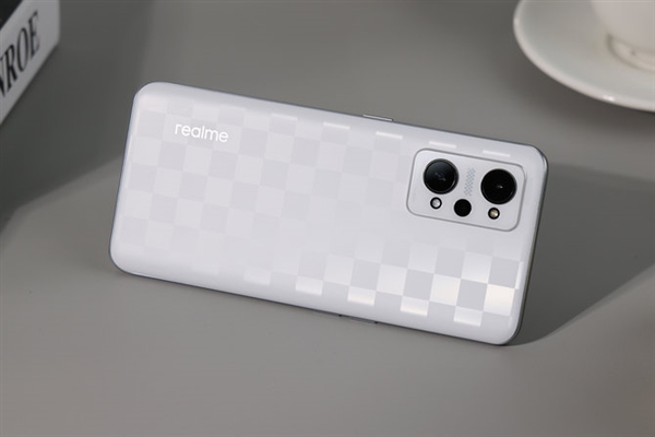 1799元闭眼买!realme Q5 Pro上手:几乎找不到短板