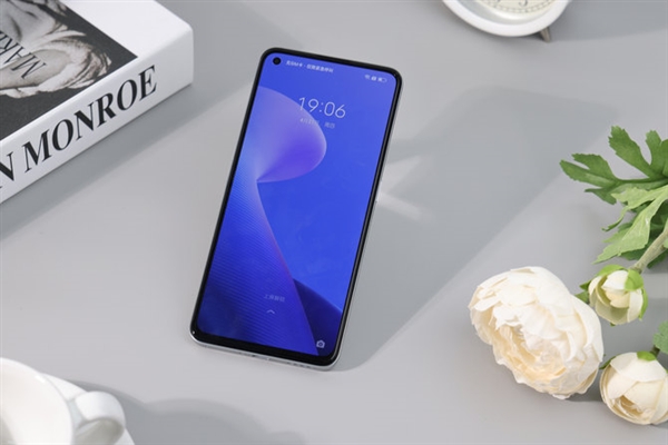 1799元闭眼买!realme Q5 Pro上手:几乎找不到短板