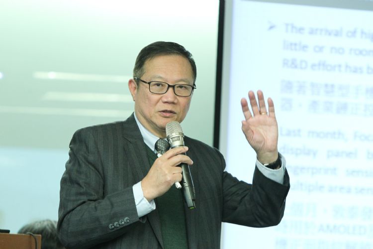 敦泰董事长胡正大认为短期手机市场状况不容乐观，但全年出货仍保持信心。符世旻摄