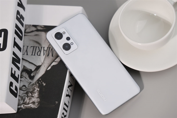 1799元闭眼买!realme Q5 Pro上手:几乎找不到短板