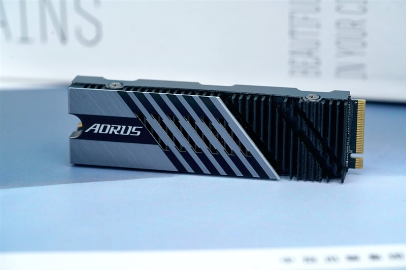 性能、温度超常发挥！技嘉钛雕AORUS Gen4 7000s 1TB SSD评测