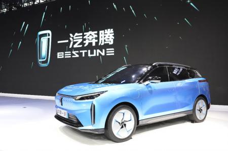 奔腾发布首款纯电物联网汽车2