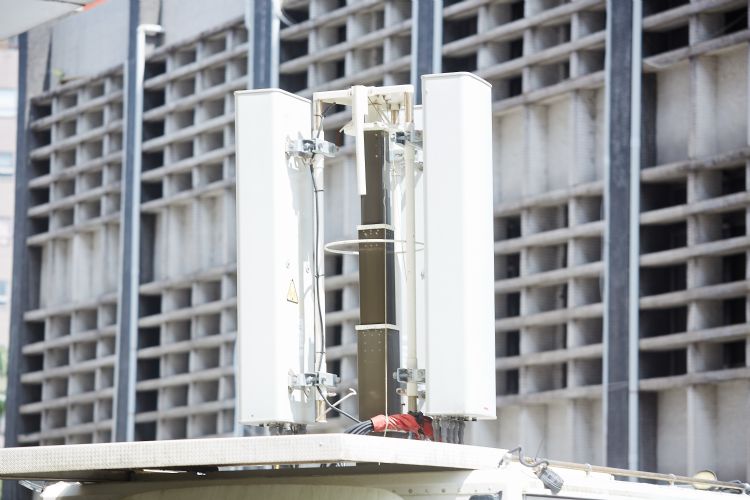 日本政府出资加速5G基础建设推广,图为5G基站。法新社