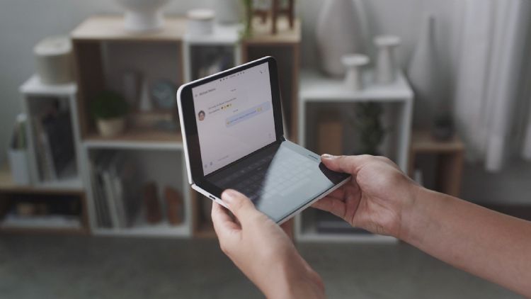 微软申请单屏幕折叠显示器新专利应用，可望解决Surface Duo现有问题。法新社