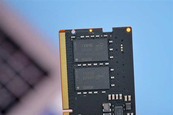 比DDR4快50%！英睿达DDR5-4800 8GB笔记本内存图赏