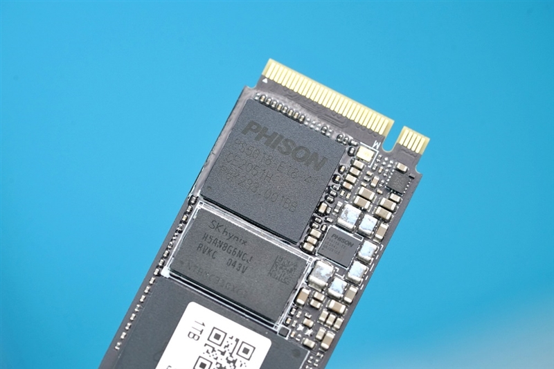 性能、温度超常发挥！技嘉钛雕AORUS Gen4 7000s 1TB SSD评测