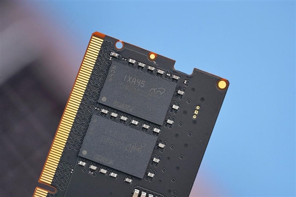 比DDR4快50%！英睿达DDR5-4800 8GB笔记本内存图赏