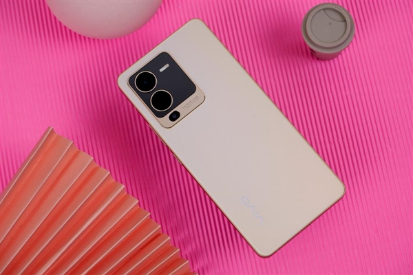 定制骁龙870巅峰版！vivo S15开箱图赏：久违的窄边直屏