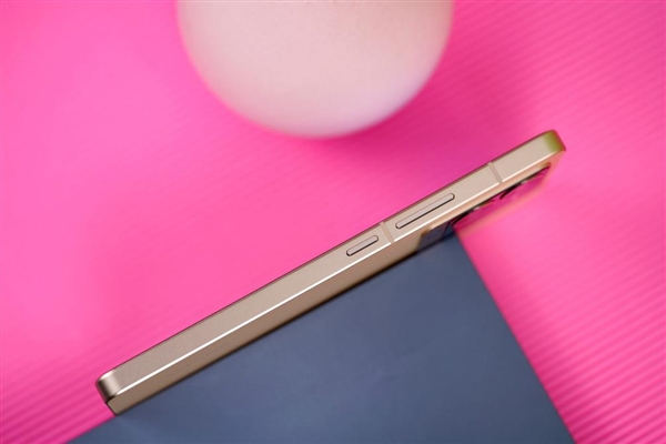 定制骁龙870巅峰版！vivo S15开箱图赏：久违的窄边直屏