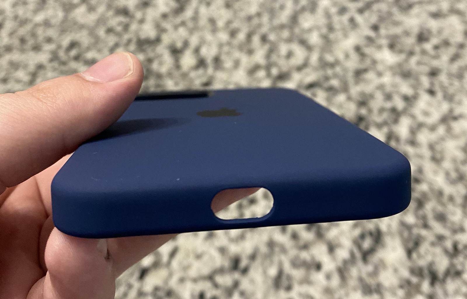部分用户买到了没有扬声器开孔iPhone 12硅胶保护壳