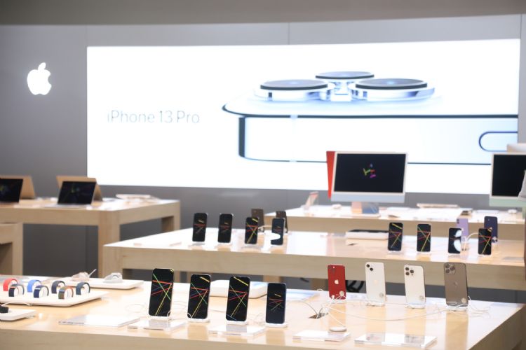 苹果iPhone 13智能手机带动LTPO背板渗透率。李建梁摄