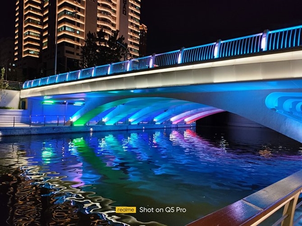 1799元闭眼买!realme Q5 Pro上手:几乎找不到短板