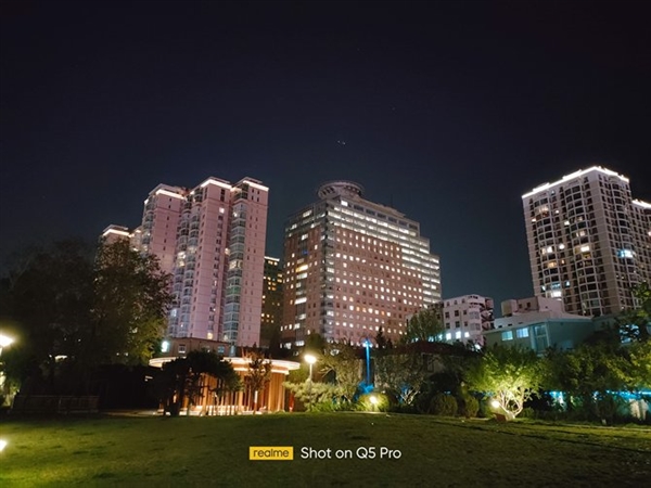1799元闭眼买!realme Q5 Pro上手:几乎找不到短板