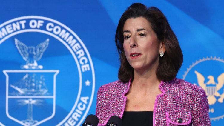 美国参议员要求商务部长Gina Raimondo针对通用充电技术问题进行内部讨论。法新社