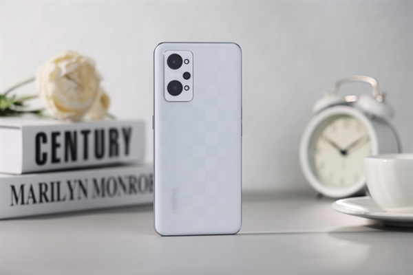 1799元闭眼买!realme Q5 Pro上手:几乎找不到短板