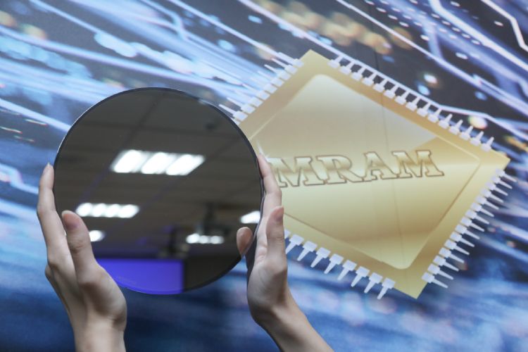 工研院宣布携台积电合作开发自旋轨道扭矩磁性存储器(SOT-MRAM)阵列芯片。图为国研院新近发布的SOT-MRAM元件。符世旻摄