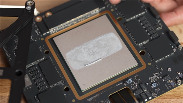 苹果M1 Ultra真容首曝：庞然巨物！AMD锐龙都成了“小弟”