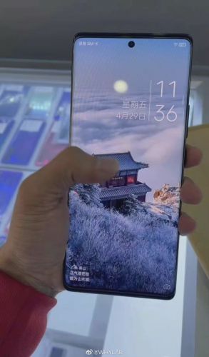 中兴Axon 40 Pro真机曝光：居中开孔双曲面屏 后置相机模组吸睛