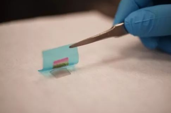 MIT 的研究人员利用石墨烯，制备各种非硅半导体材料