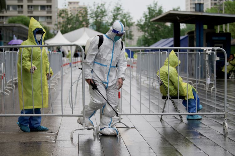 近期由于国内封城与俄乌大战仍未见休止迹象，市场多认为全球半导体与电子科技产业派对即将散场。法新社
