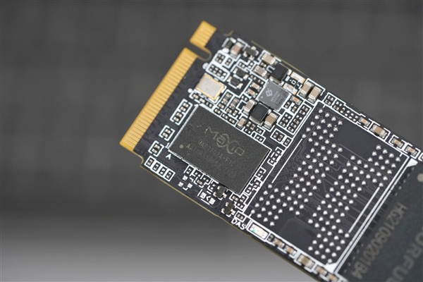 颗粒、主控皆国产！七彩虹战戟CN600 512GB SSD开箱图赏
