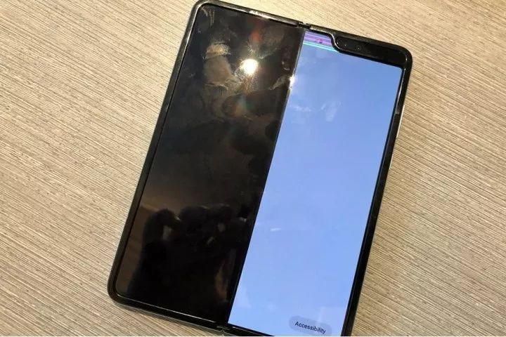 一张膜就毁掉万元手机 折叠屏没那么脆弱