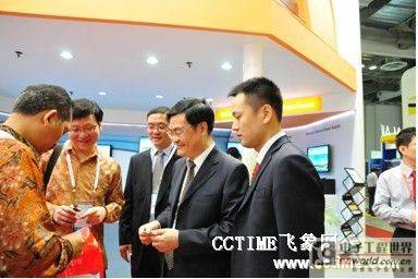 烽火科技展台迎来新加坡通信展高峰