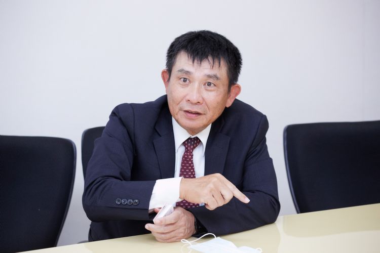 长科暨长华集团董事长黄嘉能分析IC封装导线架後市，提出四大观察方向。李建梁摄
