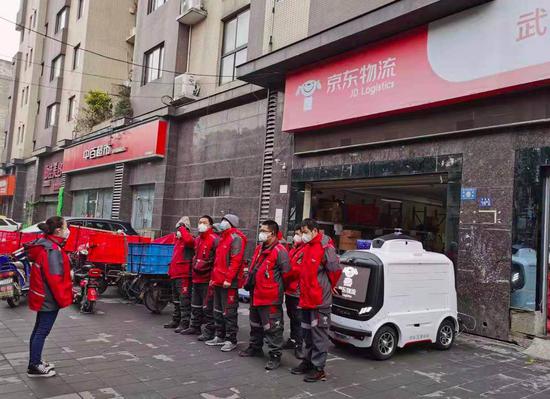 京东物流武汉仁和站点快递员与无人配送车开会 来源:京东物流