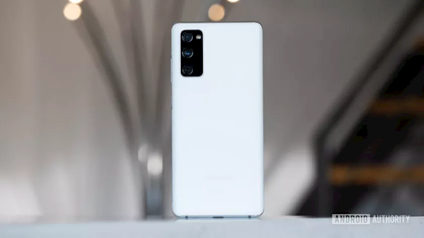 三星发布Galaxy S20 FE 2022款：砍掉耳机 更便宜