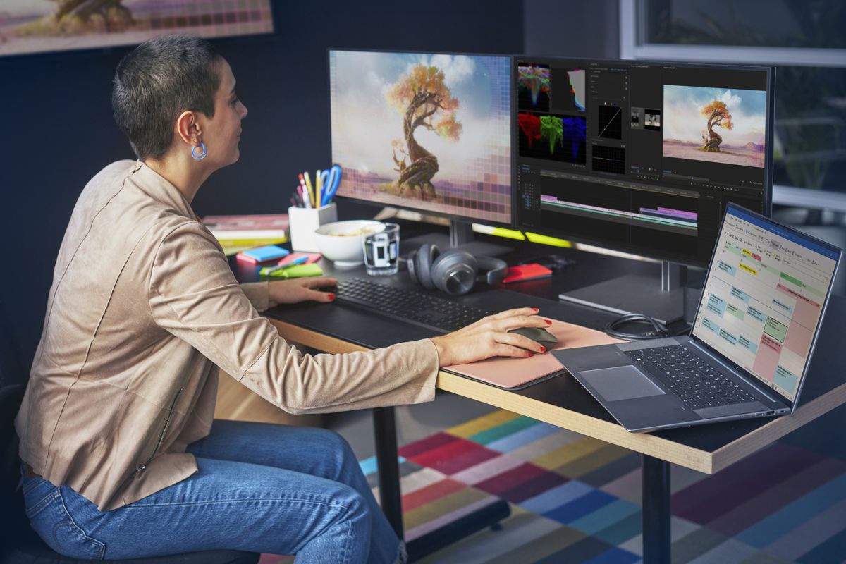 惠普推出新款 ZBook Studio / Fury G9 移动工作站,搭载英特尔酷睿 i9 和专业级显卡 A user works at a desk on the HP ZBook Studio G9 connected to an external monitor.
