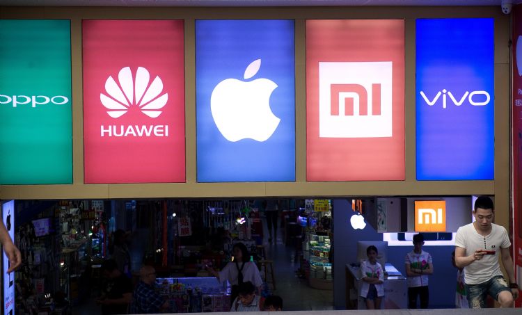 受疫情冲击，国内手机出货量锐减34%。法新社