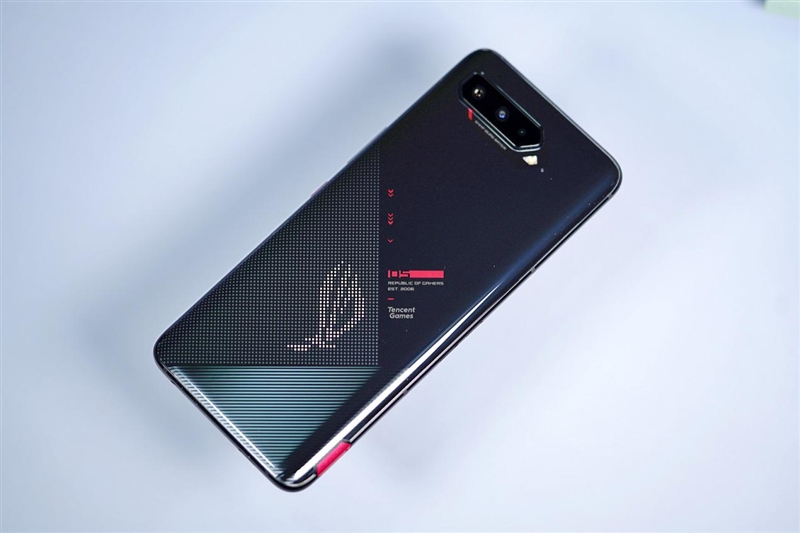 坐等“888Plus”来战!腾讯ROG游戏手机5首发评测:六指战神碾压众生 坐等“888Plus”来战!腾讯ROG游戏手机5首发评测:六指战神碾压众生