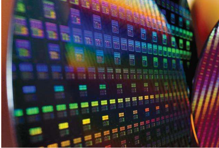 台积电7nm+工艺升级，采用极紫外光（EUV）微影技术