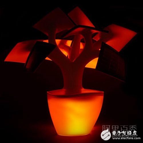 这棵神奇的树不开花不结果，但会充电还可以照明