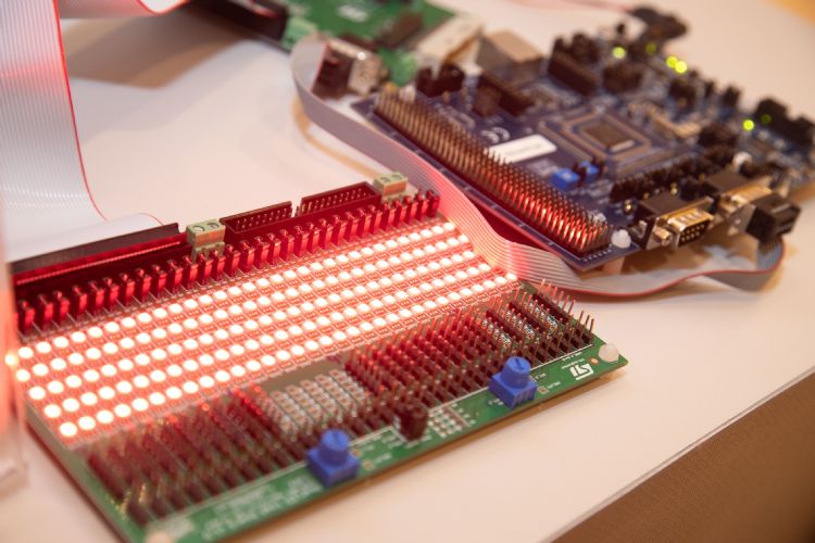 寄望渗透率提升扭转需求 台OLED DDI大军备货不停歇