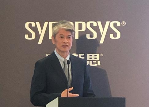 台积电罗镇球：有了EDA和EUV光刻机，摩尔定律可持续推进