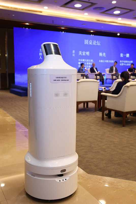 柔宇亮相2021中国企业家博鳌论坛 AI消毒机器人为会议护航