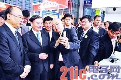 杨学山出席首届中国电子信息博览会时表示中国将成世界最大的电子信息市场