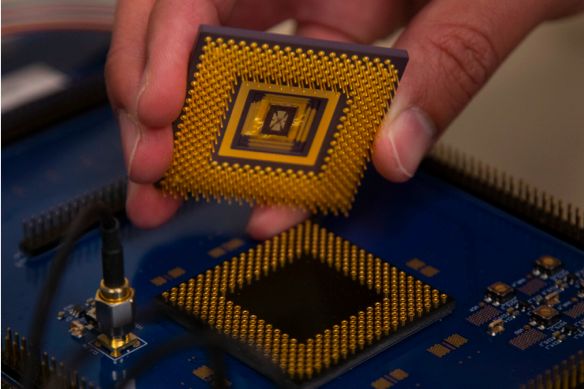 首款可编程记忆电阻器计算机问市，性能远超GPU