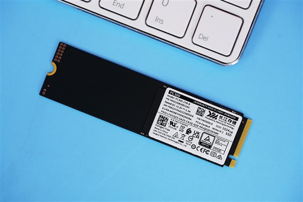 长江存储PC300 1TB版图赏:飚出3.9GB/s