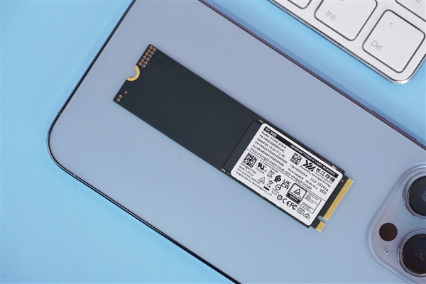 长江存储PC300 1TB版图赏:飚出3.9GB/s