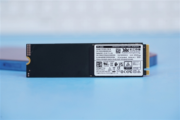 长江存储PC300 1TB版图赏:飚出3.9GB/s