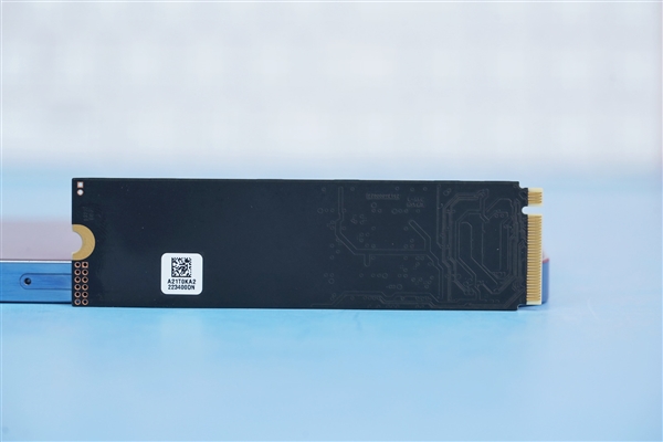 长江存储PC300 1TB版图赏:飚出3.9GB/s