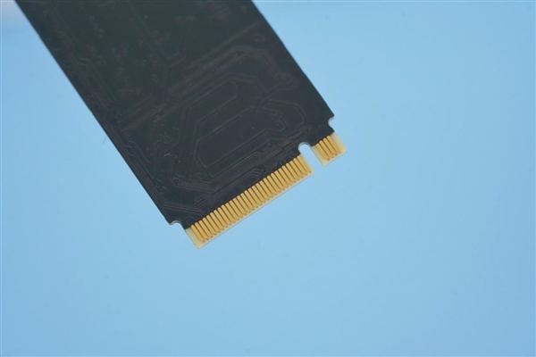 长江存储PC300 1TB版图赏:飚出3.9GB/s