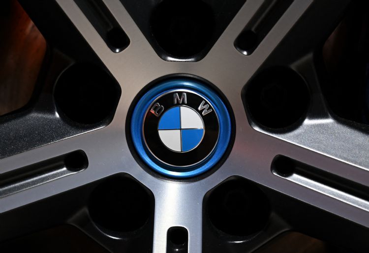 BMW为了达成电动化的目标，Neue Klasse电动车平台将改用圆柱形电池，以降低30%成本。法新社